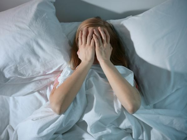 老人睡不著，深夜焦慮不安，反覆掙扎於失眠的痛苦。